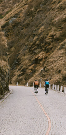 Two cyclists on the ascent of the Tremola